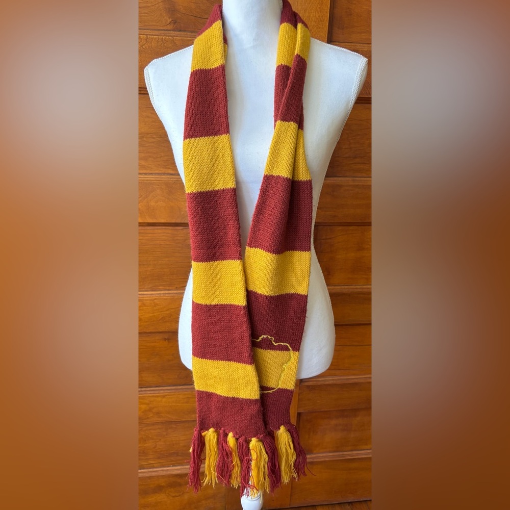 Harry Potter Gryffindor house scarf - Picture 2 of 3